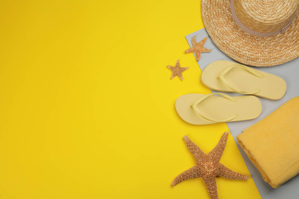 Flat lay composition with beach objects on color background, space for text - Fotografie, Obrázek