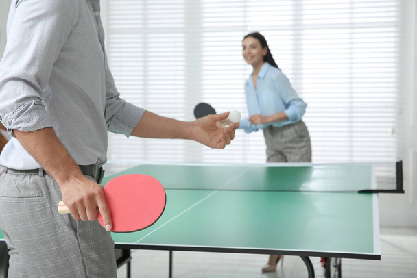 オフィスで卓球をしているビジネスマンは、テニスラケットに焦点を当て - 写真・画像