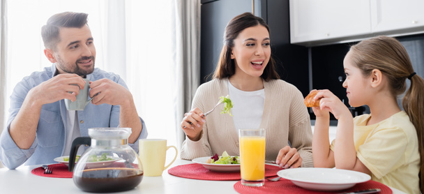 Mutfakta kahvaltıda mutlu aile sohbeti, afiş. - Fotoğraf, Görsel
