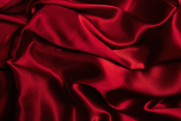 Ricco e lussuoso sfondo tessuto di seta rossa. Vista dall'alto. - Foto, immagini