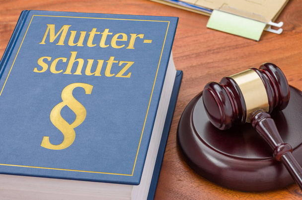 Libro de leyes con un mazo - Protección de la maternidad en alemán - Mutterschutz - Foto, imagen
