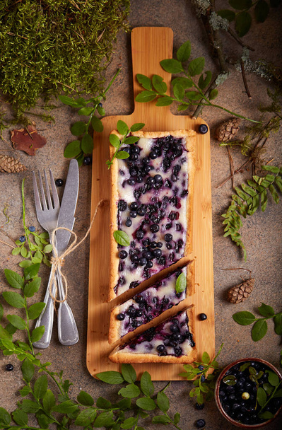 Tart with blueberries and sour cream filling. Sweet homemade dessert with wild forest berries. - Foto, Imagen