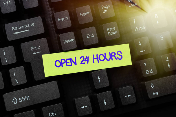 Kirjoitetaan tekstiä Open 24 Hours. Käsitteen merkitys käytettävissä koko päivän ja koko yön sulkematta tai pysäyttämättä Online-selaaminen ja tutkiminen, blogin sisällön luominen, uusien viestien lähettäminen - Valokuva, kuva