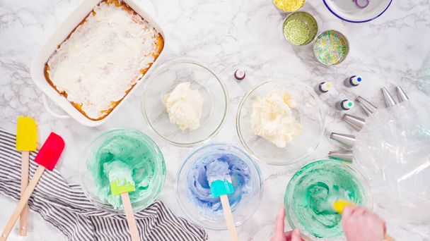 Mengen van voedsel kleuren in Italiaanse boterroom glazuur. - Foto, afbeelding