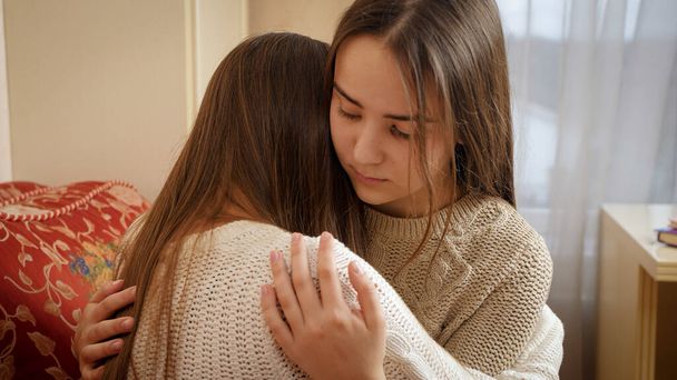 Menina adolescente perturbada chorando no ombro de seus amigos. Amigos apoio e depressão adolescente - Foto, Imagem