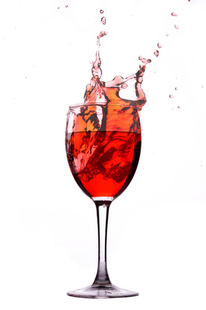 Vino rosso spruzzi su sfondo bianco - Foto, immagini