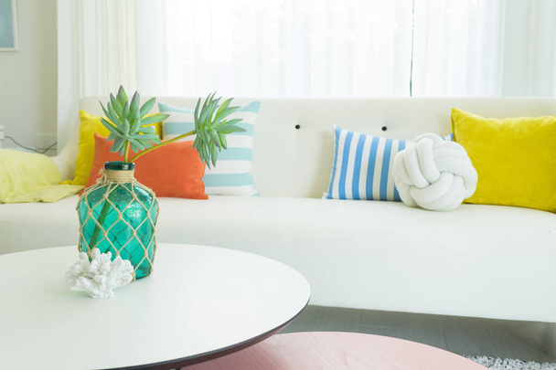 piękne poduszki na nowoczesnej sofie - Zdjęcie, obraz
