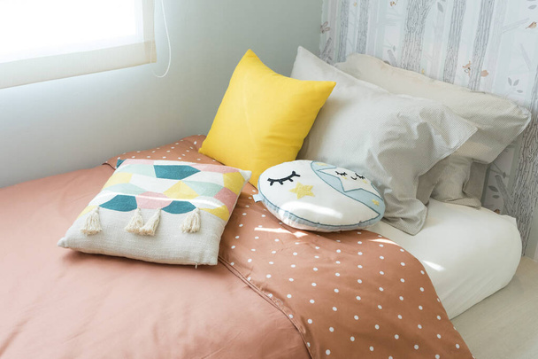 criança quarto com travesseiros na cama - Foto, Imagem