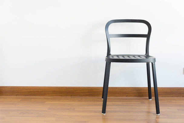 Černá kovová židle v interiéru prázdné bílé místnosti - Fotografie, Obrázek