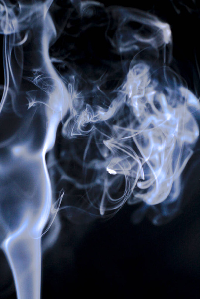 Suitsuke kartio ammunta kaunis savu mustalla taustalla - Valokuva, kuva