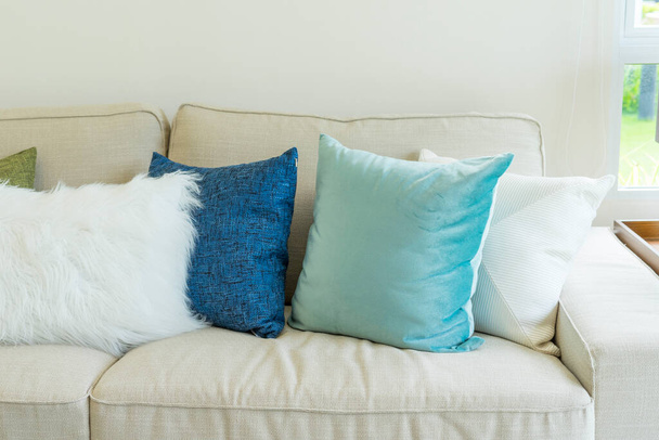 зручний диван з подушками в інтер'єрі вітальні
 - Фото, зображення