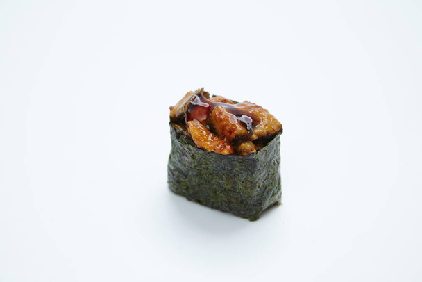 delicioso rolo de sushi com molho de soja no fundo branco  - Foto, Imagem