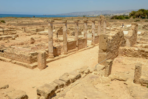 Antiche colonne del tempio del parco archeologico di Kato Paphos nella città di Paphos a Cipro - Foto, immagini