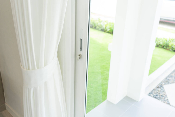 witte gordijnen op vensterbank - Foto, afbeelding