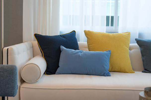 hermosos cojines en el sofá moderno - Foto, imagen