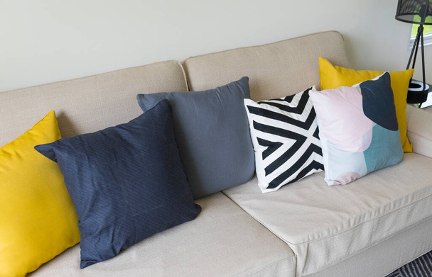 άνετος καναπές με μαξιλάρια στο εσωτερικό του σαλονιού  - Φωτογραφία, εικόνα