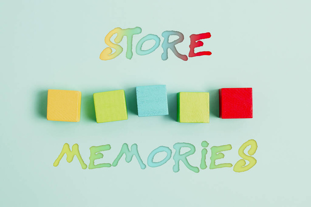 Inspiráló szöveg Store Memories. Fogalmi fotó a folyamat bevitele és tárolása korábban megszerzett adatok halom minta kocka téglalap alakú dobozok felületen polírozott többszínű - Fotó, kép