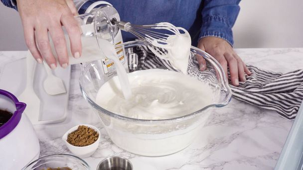 Pas à pas. Préparation de crème glacée au chocolat maison dans un mélangeur de cuisine à main. - Photo, image
