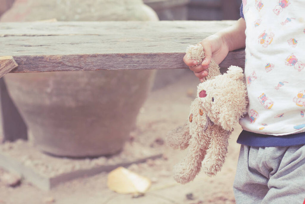 dítě držící plyšového medvídka, ořezaný výstřel - Fotografie, Obrázek