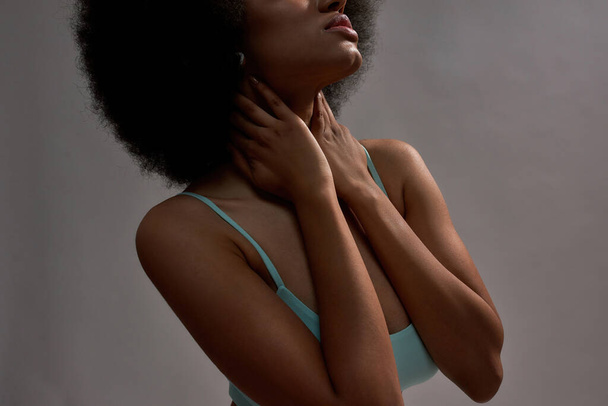 Joven afroamericana chica cogida de la mano en el cuello - Foto, Imagen