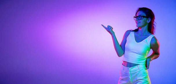 Fiatal nők portré gradiens színek stúdió háttér neon. Az emberi érzelmek fogalma. - Fotó, kép