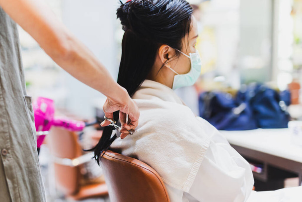 Makasla kadın kuaför müşterinin saçını kesmeye başlıyor.. - Fotoğraf, Görsel
