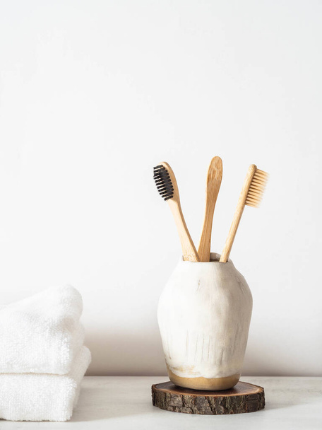 Συλλογή από ξύλινες οδοντόβουρτσες μπαμπού σε κεραμικό γυαλί. Πρόσθια όψη - Φωτογραφία, εικόνα