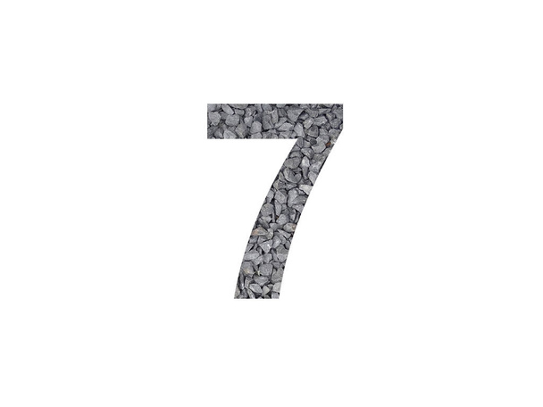 nummer 7 van het alfabet gemaakt van grijs grind geïsoleerd op een witte achtergrond - Foto, afbeelding