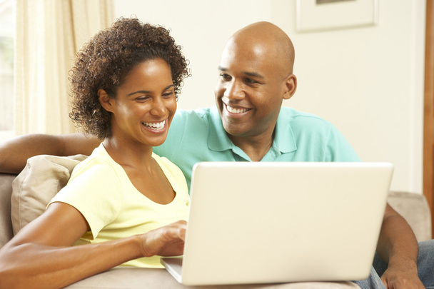 Couple Using Laptop At Home - Foto, Imagem