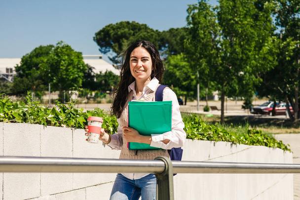 Студентська дівчина в кампусі коледжу з книгами та кавою
 - Фото, зображення