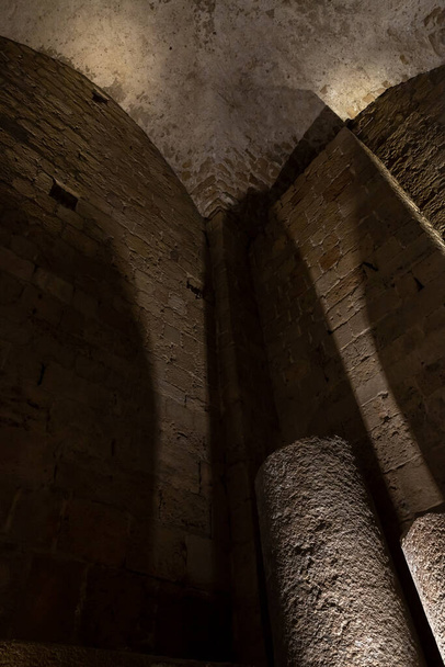 Mattoni e resti di colonne di pietra nella stanza della fortezza crociata della città vecchia di Acri nel nord di Israele - Foto, immagini