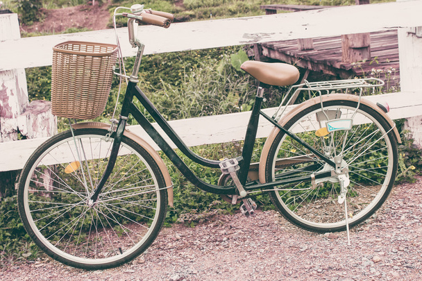 Bicicleta vintage no jardim e cerca de madeira
 - Foto, Imagem