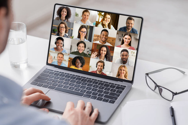 Groupe multiethnique de personnes utilisant un ordinateur portable pour une réunion de conférence en ligne, collage créatif - Photo, image