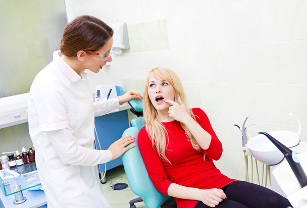 Mulher paciente em consultório odontológico recebendo consulta do médico
 - Foto, Imagem