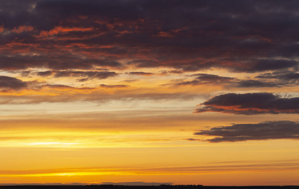 De avond zonsondergang. Een panorama. Majestueuze stormwolken. Tragische sombere lucht. - Foto, afbeelding