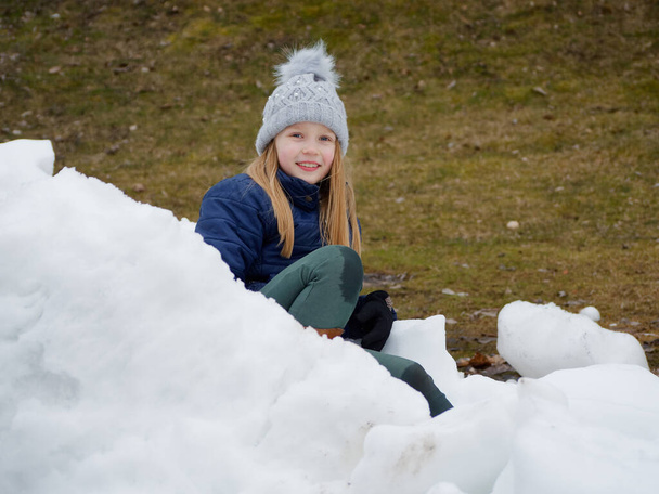 Zimowa zabawa. wesołe dziecko w kapeluszu gra śnieżki 2020 - Zdjęcie, obraz