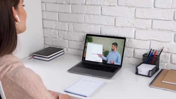 Empresaria en la oficina en casa escucha informe de presentación en línea videocall portátil - Metraje, vídeo