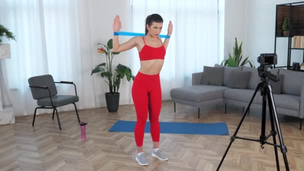 Спорт м'язиста жінка записує онлайн майстер-клас на камеру, тренування вдома
 - Кадри, відео