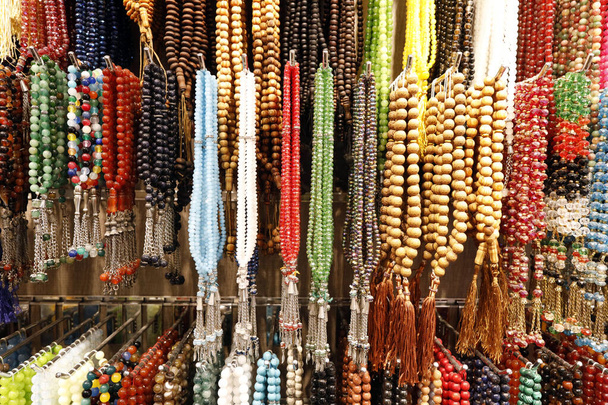 contas de oração muçulmana (tesbih) em diferentes padrões e cores. Dubai. Emirados Árabes Unidos - Foto, Imagem