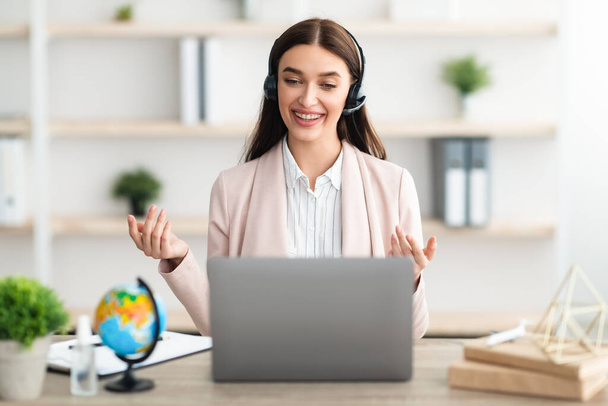 Fröhliches Frauengespräch per Videoanruf auf Laptop im Büro - Foto, Bild