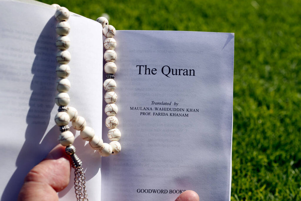 Muslimi lukee jaloa koraania englanniksi. Yhdistyneet arabiemiirikunnat - Valokuva, kuva