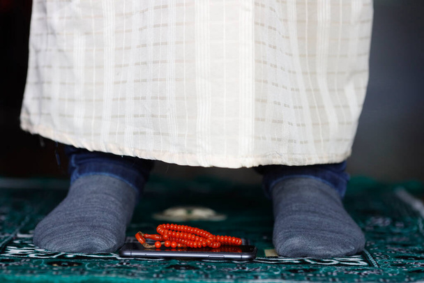 Мусульманин молится дома во время Рамадана.  - Фото, изображение