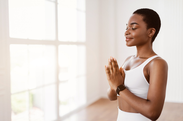Чорна жінка роздумує тримати руки разом у молитві позу
 - Фото, зображення
