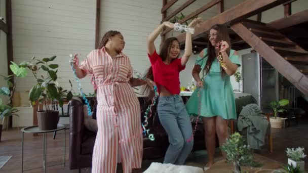 Μικτή φυλή χαρούμενες φίλες χορεύουν στο σύγχρονο διαμέρισμα - Πλάνα, βίντεο