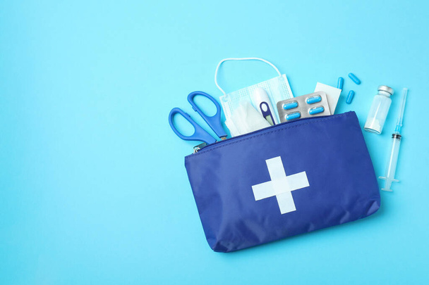 Комплект первой медицинской помощи на синем фоне - Фото, изображение