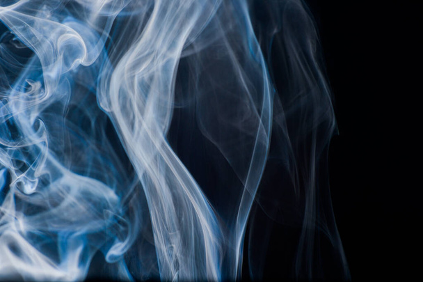 Siyah bir arkaplan üzerinde hareket eden duman arkaplanı soyut desen arkaplanı - Fotoğraf, Görsel