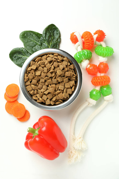 Concepto de alimento orgánico para mascotas sobre fondo blanco - Foto, imagen