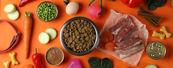 Concepto de alimento orgánico para mascotas sobre fondo naranja - Foto, imagen