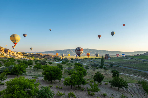 Uma grande atração turística na Capadócia é o passeio de balão de ar quente. A Capadócia é conhecida em todo o mundo como um dos melhores destinos para o balonismo de ar quente. Goreme, Capadócia, Turquia. - Foto, Imagem