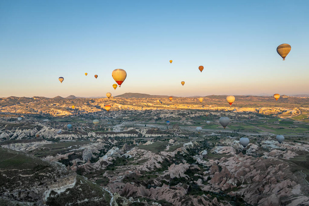 Dużą atrakcją turystyczną w Kapadocji jest przejażdżka balonem na ogrzane powietrze. Kapadocja jest znana na całym świecie jako jedno z najlepszych miejsc do balonowania na ogrzane powietrze. Goreme, Kapadocja, Turcja. - Zdjęcie, obraz